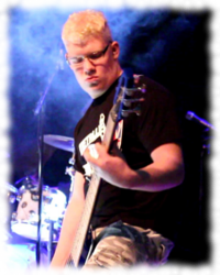 Juho Anturaniemi, basisti bändissä Metallileka